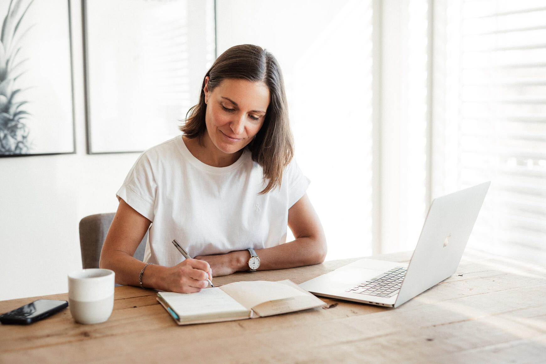 Projekt Support Claudia Ammon schreiben mit Notizbuch und Laptop