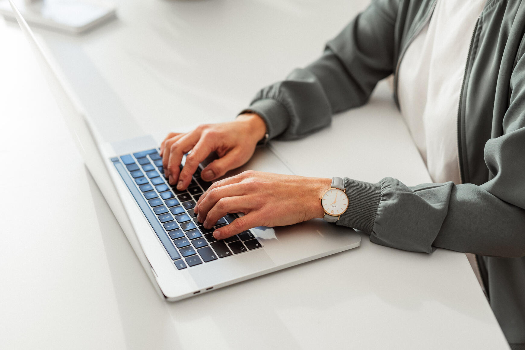 Office Management Frau am Laptop tippend