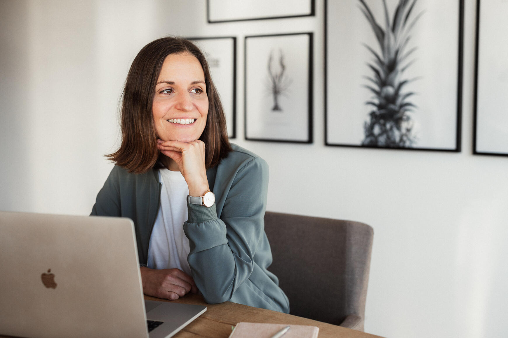 Warum mit Claudia Ammon arbeiten Claudia Ammon am Schreibtisch mit Laptop