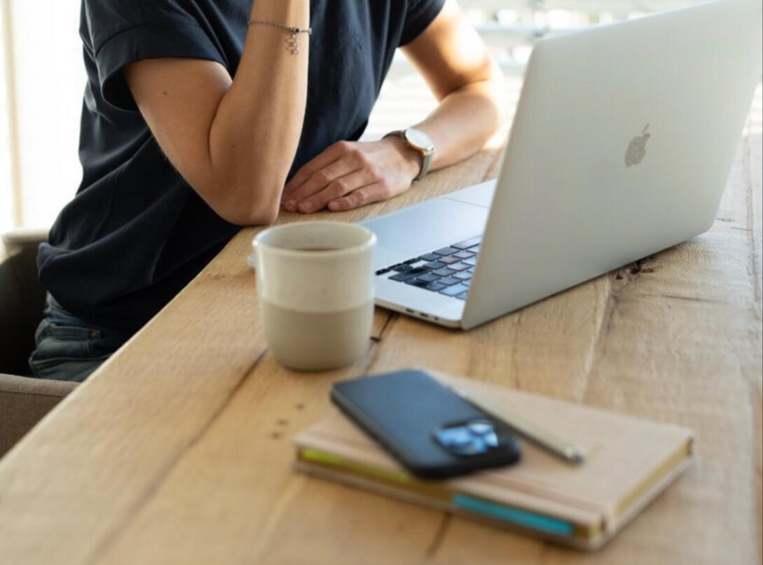 Warum mit Claudia Ammon arbeiten Laptop, Kaffee, Notizbuch